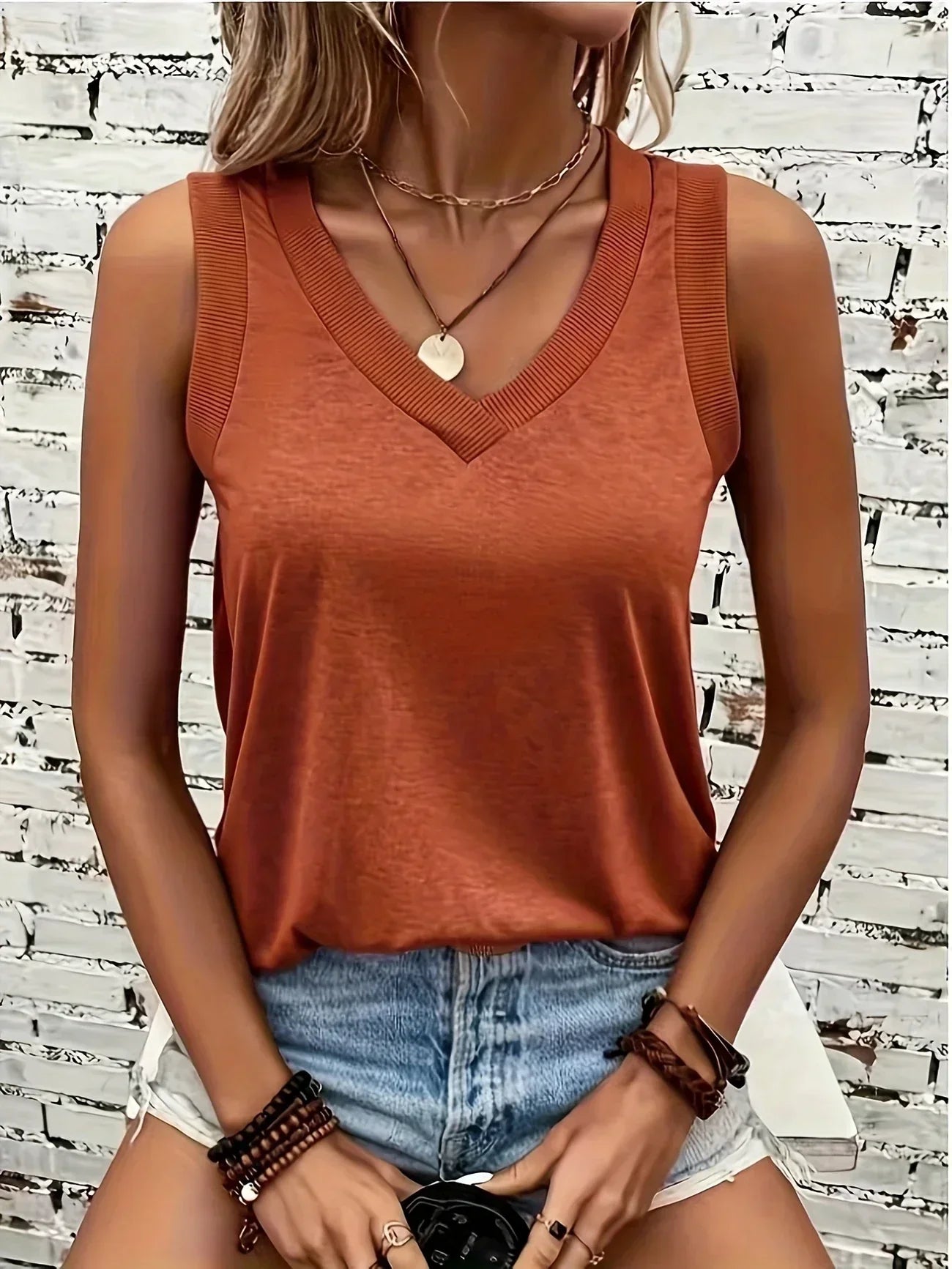 Jezzy - Breathable V-Neck And Sleeveless Top